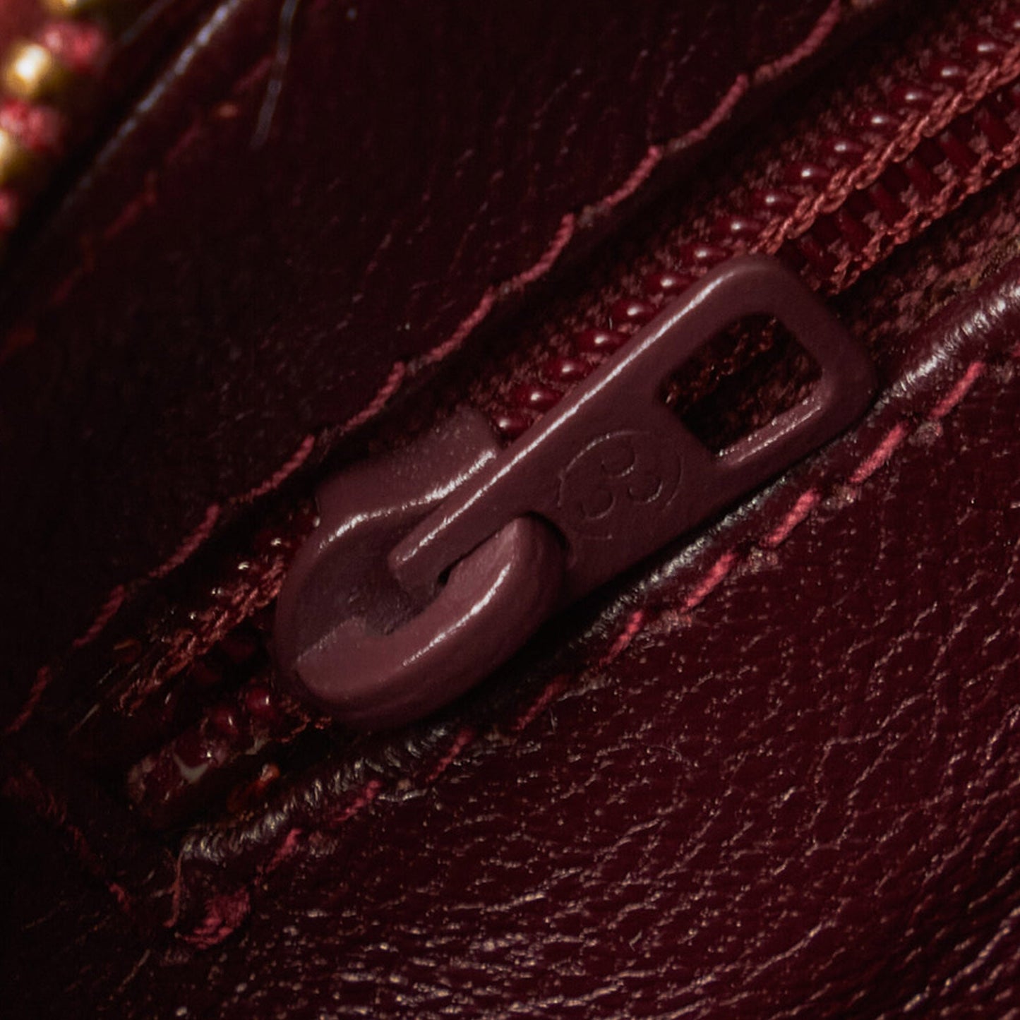Chanel sac à bandoulière rond rouge matelassé à franges et pompons